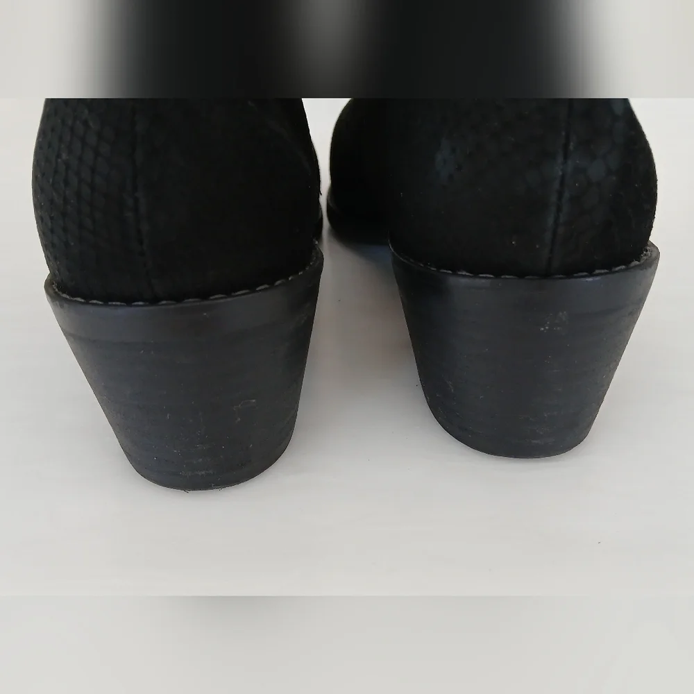 Me Too Black Textured Block Heel Booties – Size 8M – NWOT